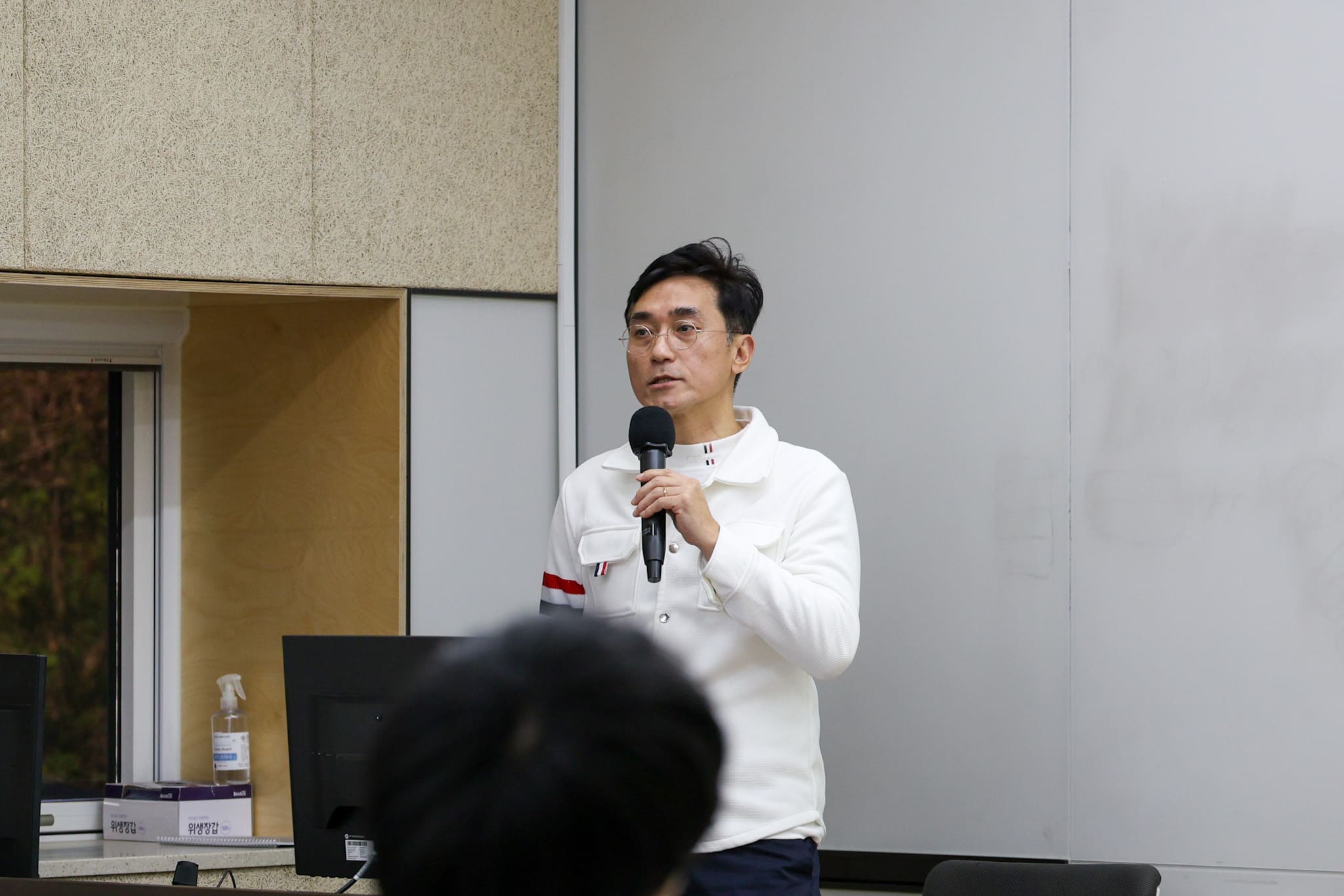학생들을 대상으로 강연을 하고 있는 강혁 수석의 모습
